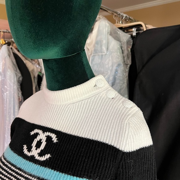 NWT AUTH CHANEL 22B CC Logo Pullover Sweater. - Picture 5 of 10
